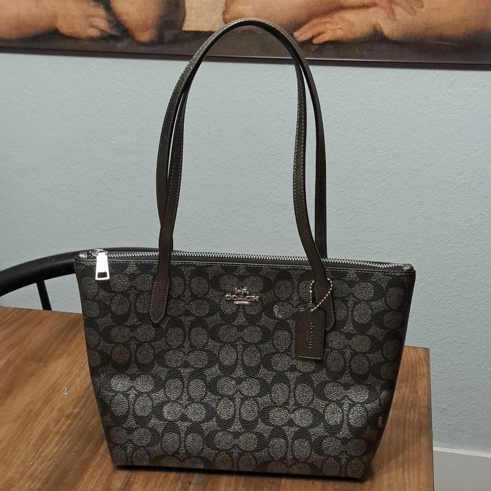 Coach Fiona Zip Tote Bag in Signature Canvas Silver And Black Like New🖤🩶2024